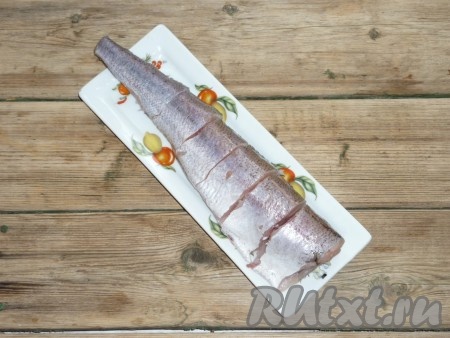 Если рыба заморожена, её нужно разморозить. Отрезать плавники, удалить голову, если она есть, внутренности и чёрную плёночку из брюшка рыбы. Нарезать рыбку на порционные кусочки.