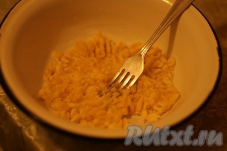 Банан размять вилкой в пюре. 