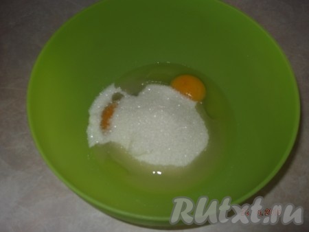 Вбиваем в миску яйца и насыпаем сахар.
