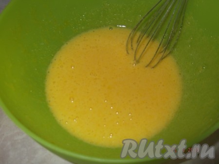 Венчиком взбиваем до однородной густой массы.
