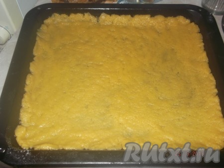 То тесто, что поменьше, отправляем в морозилку до застывания (примерно на 30 минут), а большую часть раскатываем на противне, смазанным маслом.
