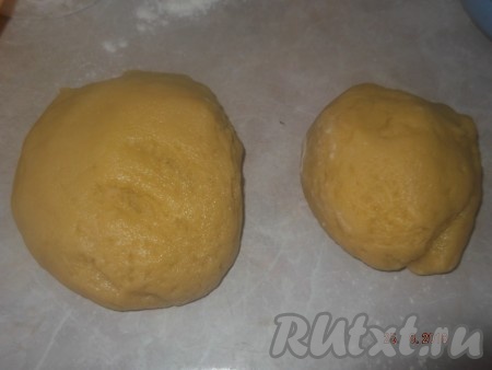 Разделяем наше тесто на 2 части (одна часть - 2/3 теста, другая - 1/3 теста).
