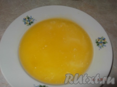 Вливаем заранее растопленное и остывшее сливочное масло.
