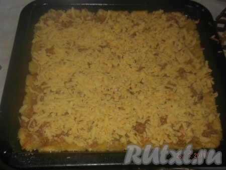 Потом берем тесто из морозилки и трем на крупной терке, чтобы покрыло весь пирог.
