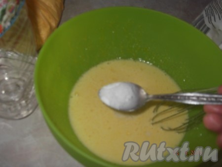 Затем в получившуюся массу добавляем соду, погашенную уксусом.
