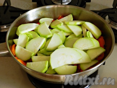 Перец очистить от семян. Если кабачок не молодой, очистить его от кожуры и семечек. Добавить нарезанные перец и кабачок на сковороду к луку и моркови, перемешать. Посолить и поперчить по вкусу.
