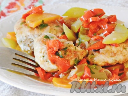 Котлеты, тушеные с овощами, получаются очень вкусными. Это аппетитное, яркое блюдо наверняка понравится многим. 