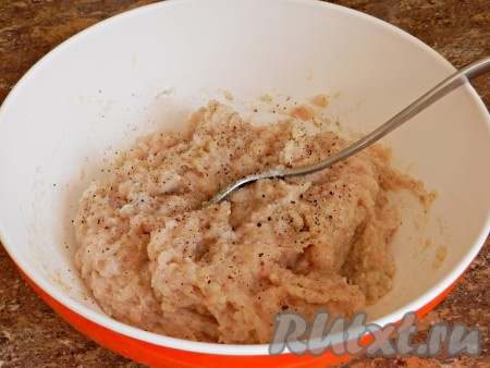 Пропустить через мясорубку куриное филе с луком и хлопьями. Приправить по вкусу солью, перцем, сушеным чесноком, добавить яйцо, зелень, перемешать и отбить в миске несколько раз. Оставить фарш на 20 минут, пока будут готовиться овощи.
