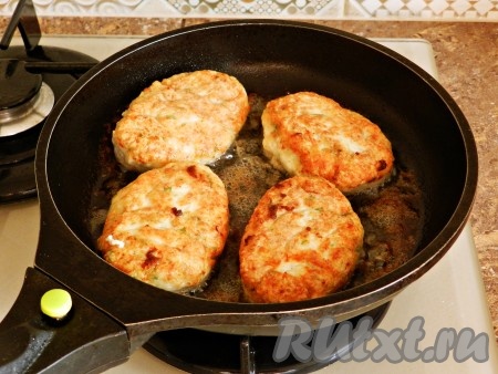 Обжаривать на растительном масле с обеих сторон до золотистого цвета.