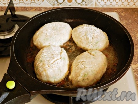 Одновременно начать жарить котлеты из куриного фарша. Обвалять котлеты в муке и выложить на сковороду с разогретым растительным маслом.
