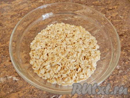 Овсяные хлопья залить 0,5 стакана  кипятка и оставить на 10 минут.