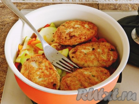 Обжаренные куриные котлеты переложить в кастрюлю с овощами и тушить до готовности, около 20 минут, на медленном огне под крышкой.
