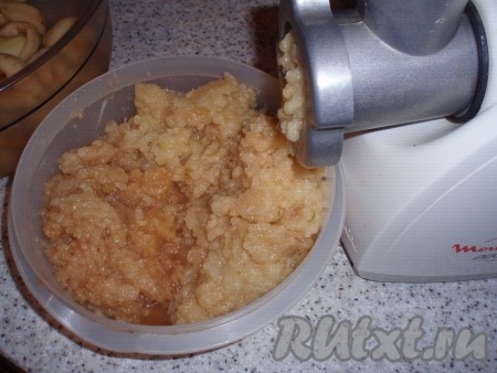 Очищенные груши перекрутить через мясорубку.