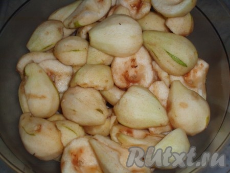 Груши очистить от кожицы, вырезать сердцевину.