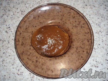 Когда закипит, добавить палочку корицы, сок лимона и натертую лимонную цедру, хорошо перемешать. Уваривать грушевое пюре до загустения на небольшом огне. Я варила около 1 часа. Готовый джем из груш не должен растекаться на блюдце.