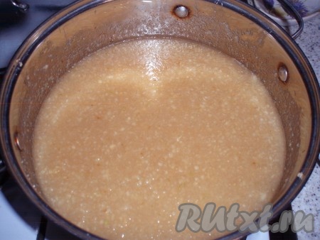 Поставить полученное пюре на небольшой огонь, довести до кипения, проварить 5&nbsp;минут, иногда перемешивая. Всыпать сахар, перемешать.
