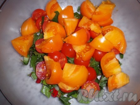 Помидоры нарезать на дольки. Если используете помидорки черри - разделить на половинки. Помидоры добавить к салату.
