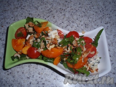 Выложить салат в салатник. Сверху посыпать рубленными грецкими орехами.