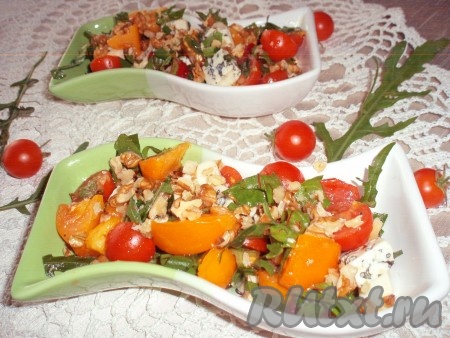 Вкусный, сочный салат с помидорами, сыром и орехами готов.