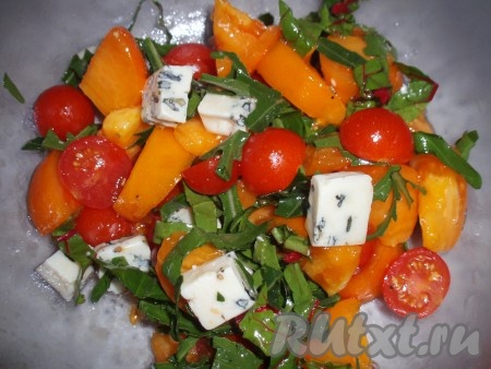 Все посолить, поперчить. Заправить салат растительным маслом и перемешать.