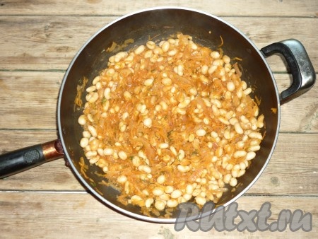 За пару минут до готовности в блюдо добавить мелко нарезанный укроп. 