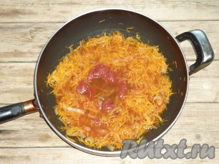 Влить к овощам и томатной пасте 1 стакан воды, посолить, поперчить по вкусу. Если томатный соус очень кислый, можно добавить немного сахара. Тушить томатный соус под крышкой на медленном огне 5-7 минут.&nbsp;
