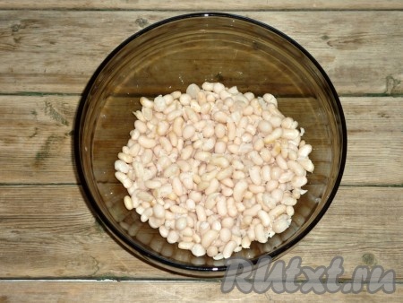 Варить фасоль на небольшом огне до готовности (время приготовления фасоли зависит от её сорта, у меня варилась 1 час). Фасоль должна стать мягкой, но при этом сохранить свою форму и не развариться. Сваренную фасоль откинуть на сито и слить воду.&nbsp;
