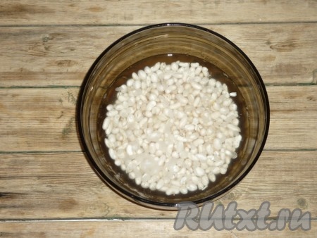 Затем воду слить, фасоль переложить в кастрюлю, залить чистой водой и отправить на огонь. 