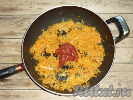 К обжаренным овощам добавить томатную пасту. 