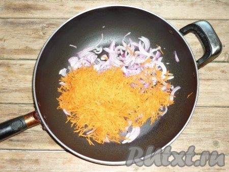 Лук и морковь очистить. Лук нарезать полукольцами, морковь натереть на тёрке. Обжарить овощи на растительном масле до мягкости в течение 7-10 минут, периодически помешивая, на небольшом огне.&nbsp;
