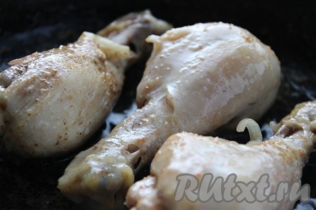 В сковороду влить немного растительного масла и поставить на огонь. Выложить куриные голени в сковороду и обжарить с двух сторон на сильном огне без крышки в течение 5-7 минут, затем накрыть крышкой, убавить огонь и готовить еще 10-15 минут. Обжаренные голени выложить на тарелку для полного остывания.
