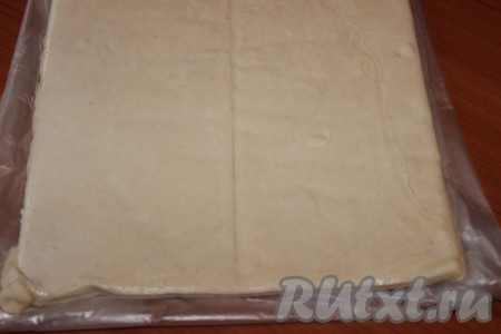 Тем временем слоеное бездрожжевое тесто разморозить, согласно инструкции на упаковке.