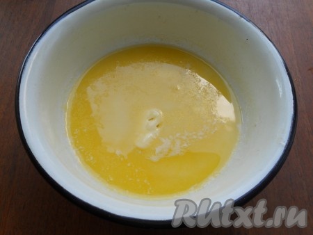 Сливочное масло растопить (я растопила в микроволновке), остудить, влить в глубокую ёмкость, в которой будет удобно взбивать миксером.