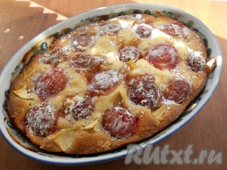 Выпекать яблочно-сливовый пирог в предварительно разогретой до 180 градусов духовке около 50 минут.