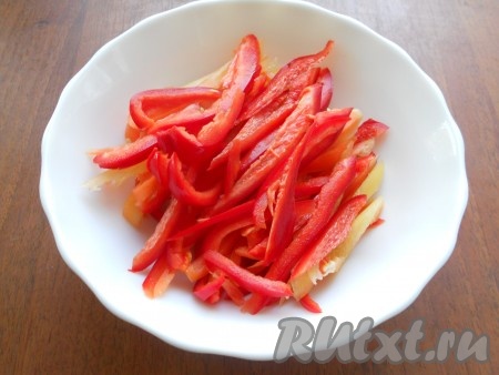 Болгарский перец лучше взять разных цветов, тогда блюдо получится более ярким. Очистить болгарские перцы от семян и плодоножек, нарезать длинной соломкой.