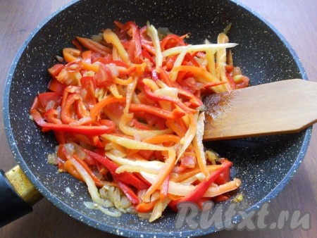 Далее добавить в сковороду нарезанные болгарские перцы, перемешать, обжаривать на небольшом огне, время от времени перемешивая, 4-5 минут.