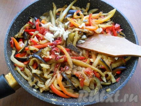 Перемешать овощи, добавить соль, мелко нарезанный чеснок. Сюда же выложить нарезанный перец чили, всыпать специи на ваш выбор (в качестве специй я добавила чёрный молотый перец и немного приправы для корейской моркови), перемешать и обжаривать, иногда помешивая, около 6-8 минут.