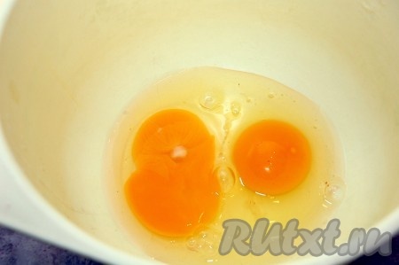 Теперь испечем блинчики. Для этого разобьем в миску яйца.