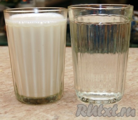 Добавим молоко и воду.