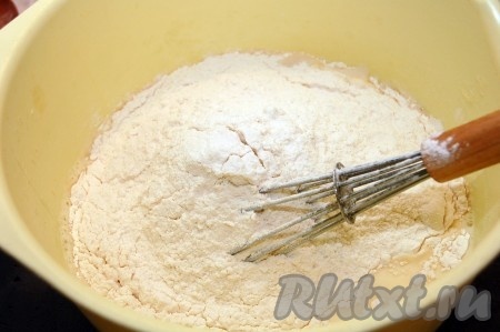 Добавить муку. Муку добавляем постепенно, до консистенции сметаны. Можно добавить несколько ложек растительного масла.