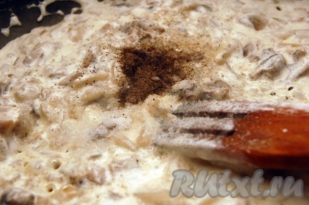 Перемешаем, добавим соль и черный молотый перец.