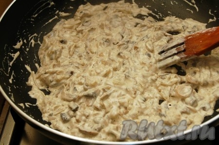 Перемешаем и тушим до того состояния, когда начинка станет достаточно густой. Затем даём начинке остыть.