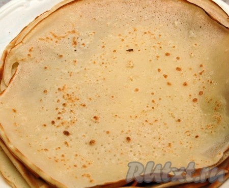 Готовые блины сложим стопочкой и даём им остыть.