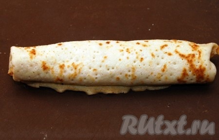 Сворачиваем блин с начинкой рулетиком.