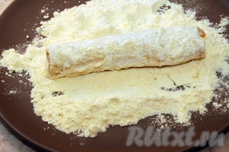 Теперь блинный рулетик обваливаем в кукурузной муке.