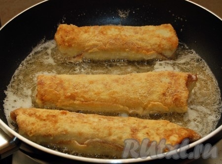 Обжариваем рулетики с двух сторон до румяности.