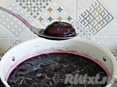 В процессе варки варенье нужно аккуратно перемешивать, чтобы не размять сливы и не допускать перекипания варенья.