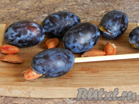 Косточки я удаляла способом, которому научилась у Татьяны Латышевой. Сливу или другой фрукт с косточкой (персик, абрикос) прокалывают карандашом, выталкивая косточку. Вместо карандаша я использовала деревянную палочку для суши, так как карандаш стирается и, возможно, оставляет следы внутри плода. При таком способе удаления косточек, сливы (или другие фрукты) остаются практически целыми, при варке не теряют форму.