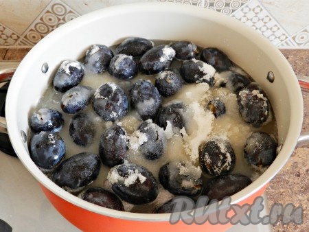 Влить воду, поставить на медленный огонь, чтобы сахар постепенно растворялся. По мере растворения подсыпать остальной сахар. Когда сахар растворится, огонь можно увеличить до среднего и довести варенье до кипения. Влить лимонный сок.
