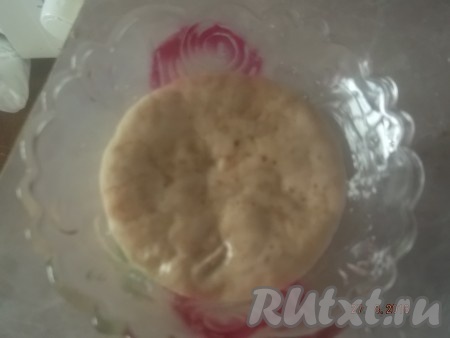 В отдельной мисочке смешиваем дрожжи с 1 столовой ложкой сахара и ждем, пока дрожжи начнут бродить.
